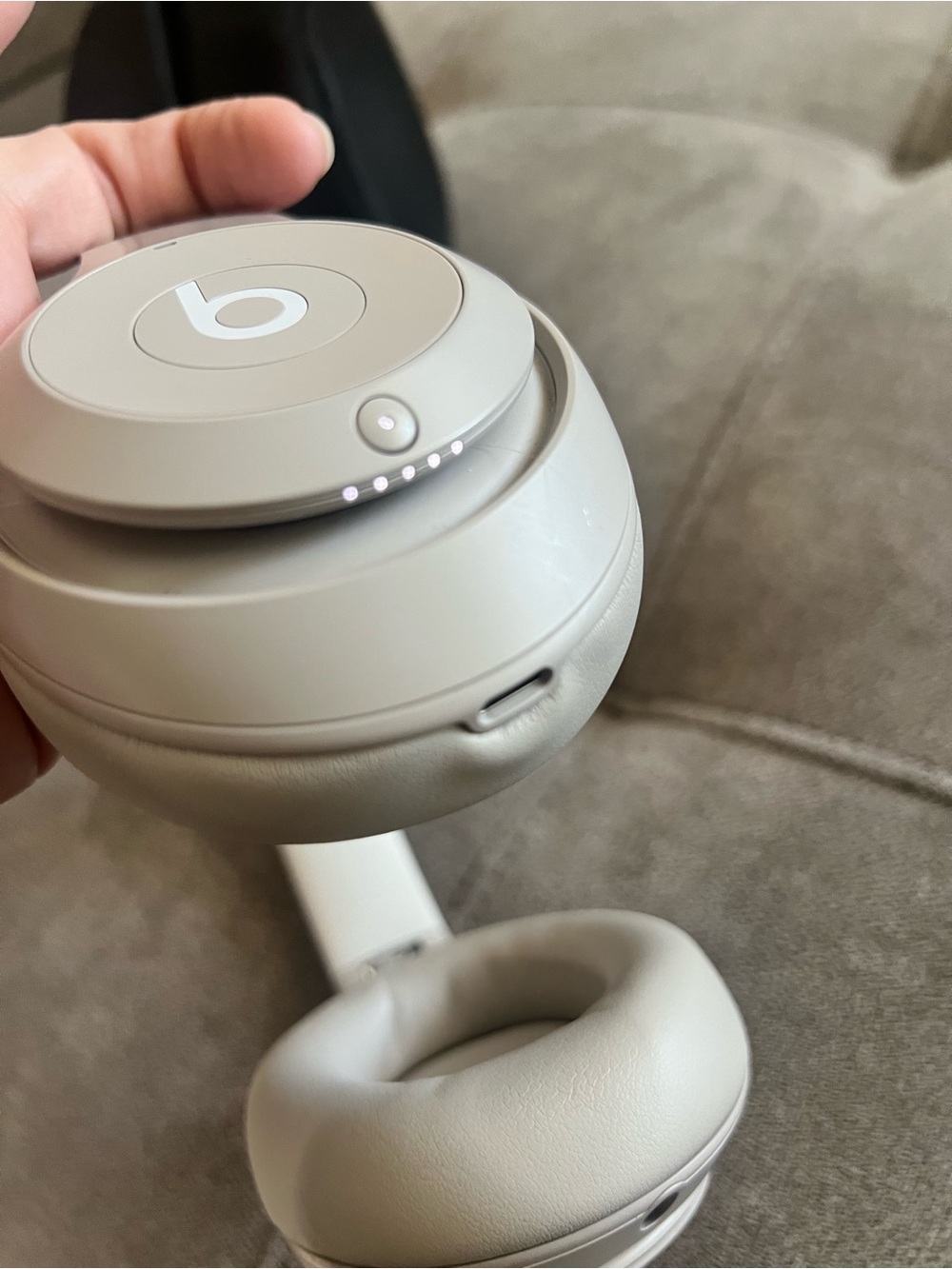 Beats by Dre Over-Ear Headphones in White with Black Case - Picture 6 of 6